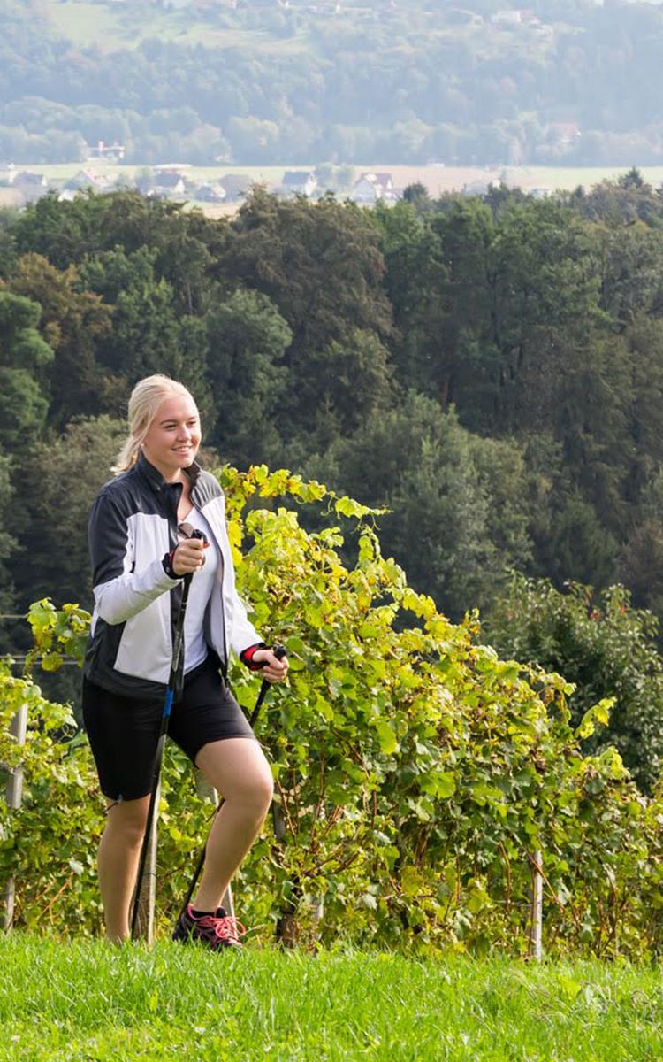Frau wandert am Weinweg der Sinne in St. Anna am Aigen - Ausflugsziel vier Jahreszeiten rund um Bad Gleichenberg - Vulkanlandhotel Legenstein