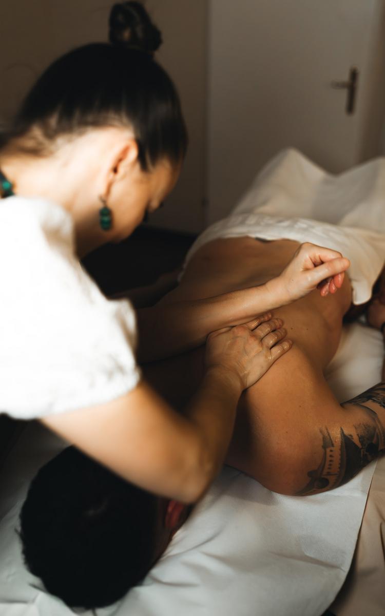 therapeutin massiert gast im kosmetik- und massageinstitut fühl dich wohl im vulkanlandhotel legenstein in bad gleichenberg